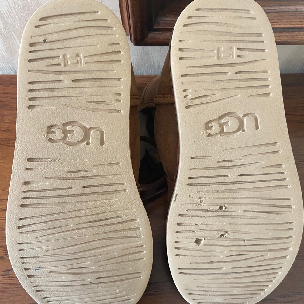 UGG “Lodge” boots size 7 (can fit 8!) - Picture 5 of 10
